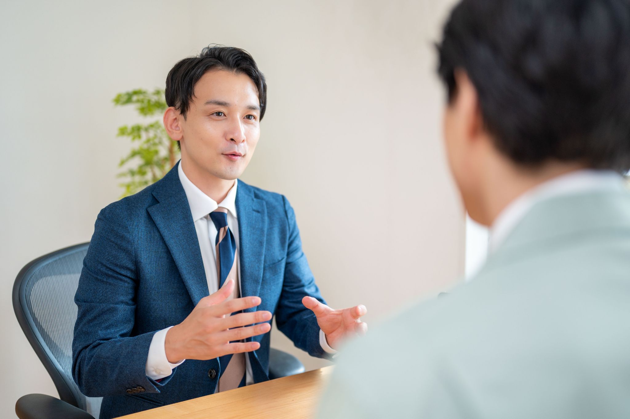 債務整理と任意整理の違いは?任意整理のメリット・デメリットなどを詳しく紹介!
